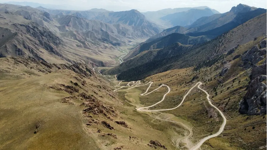 Pass between the mountains with a sinuous road