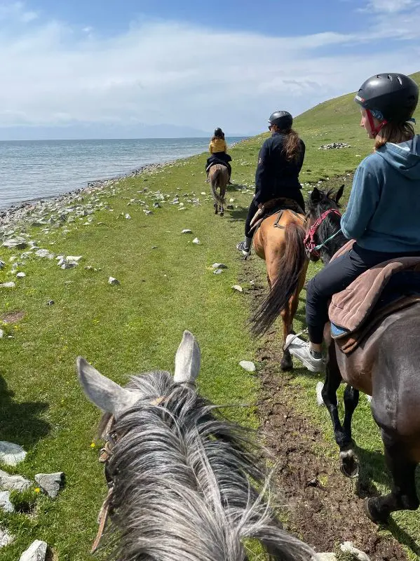 balade à cheval au bord d'un lac