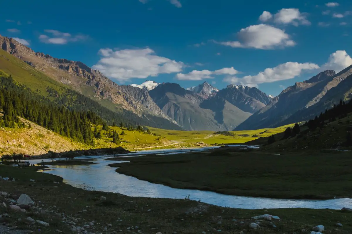 Paysage de montagne avec une rivière