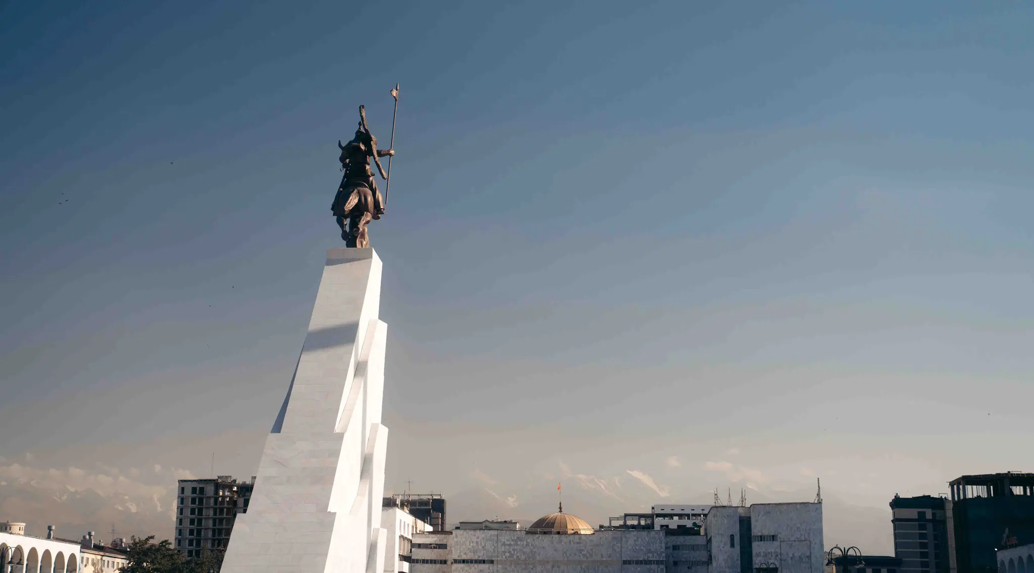 Manas-Statue in Bischkek, Kirgisistan, mit Bergen im Hintergrund