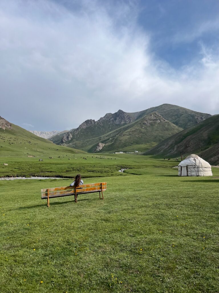 ontspannen op een bank in een prachtig landschap met een yurt