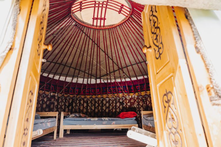 binnenin een traditionele yurt, deuren, bed en plafond