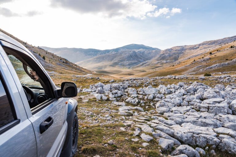 Auto in het landschap van Kirgizië