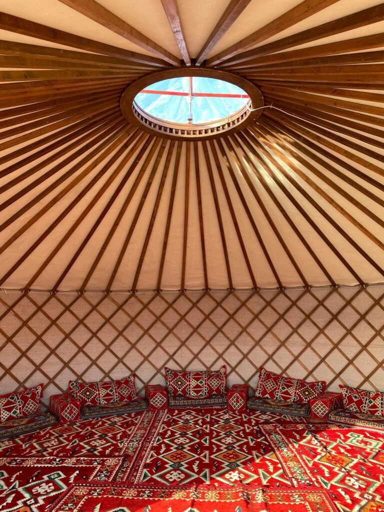 Binnenin een yurt