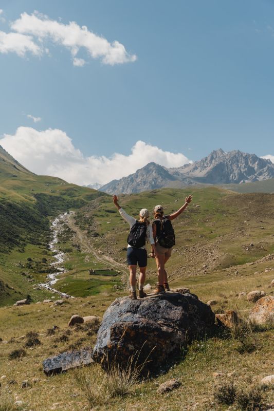 Zwei Wanderer vor der Aussicht