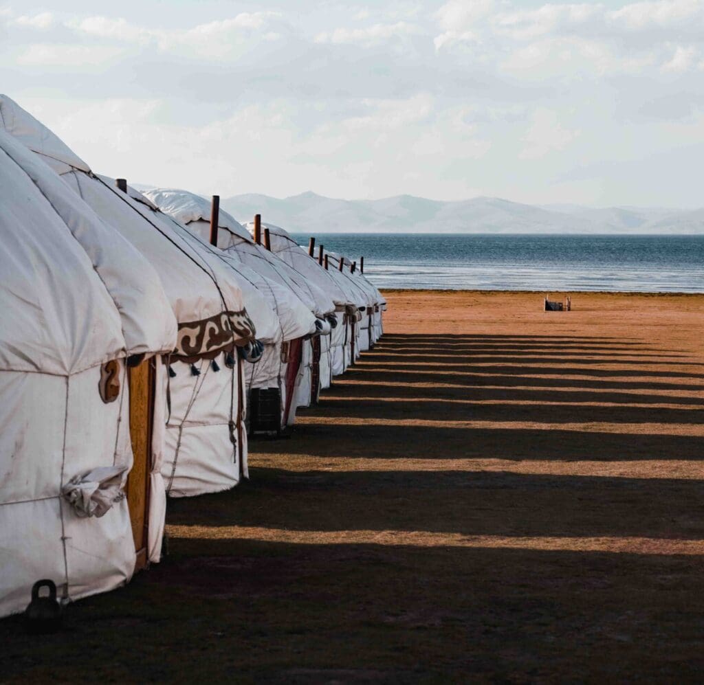 Yurts bij een meer
